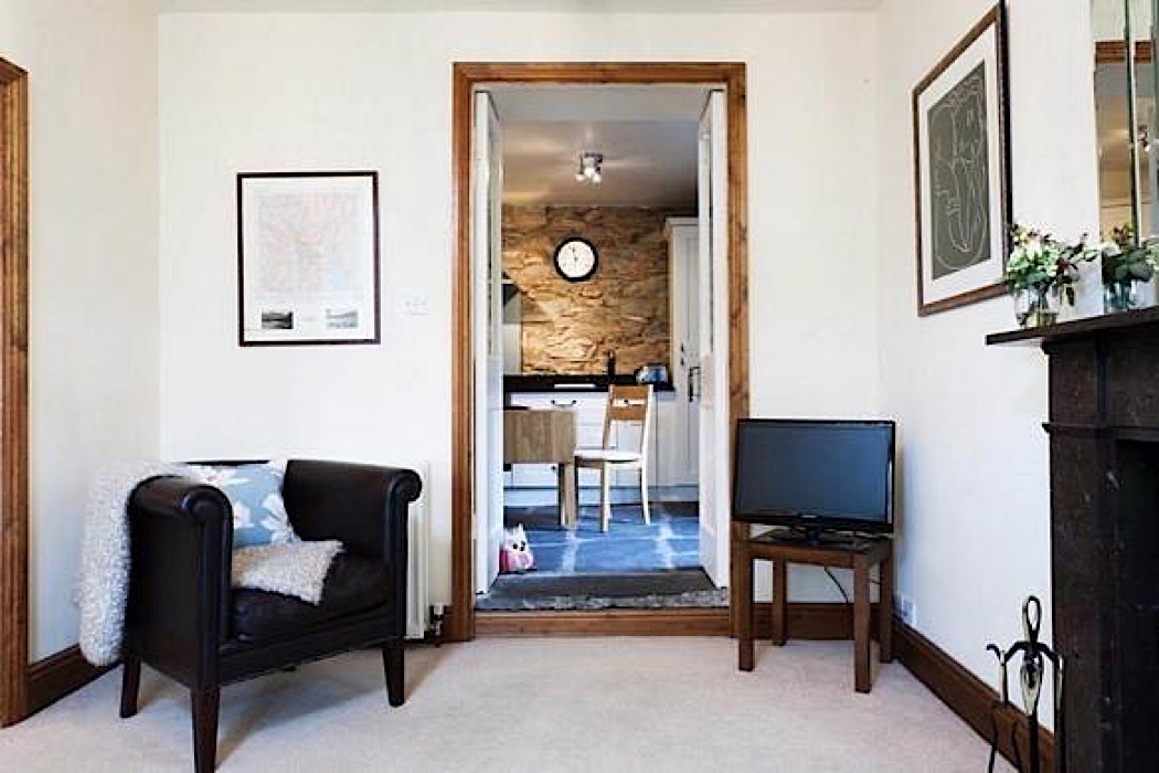 005_riverbank_sitting_room_and_kitchen.jpg