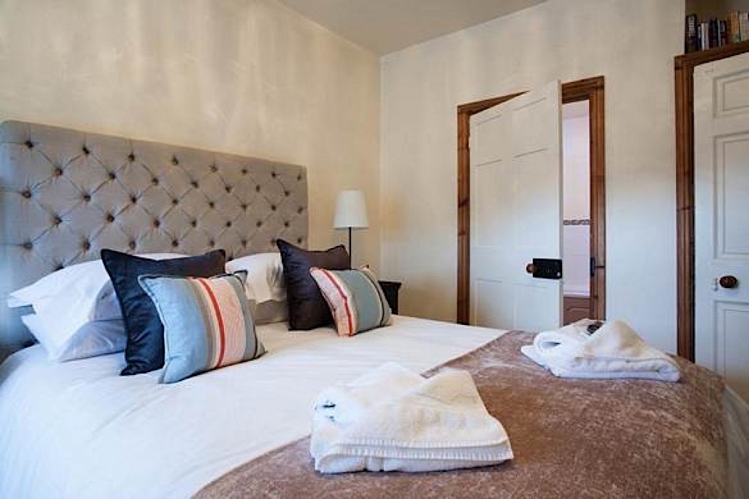 011_riverbank_bed_to_bathroom.jpg
