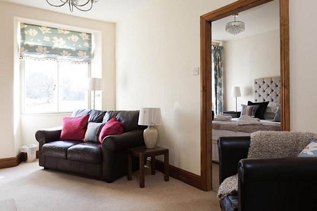 004_riverbank_sitting_and_bedroom.jpg